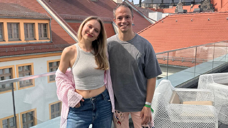 Reporterin Chrissie Pesch mit Musiker "Alle Farben".