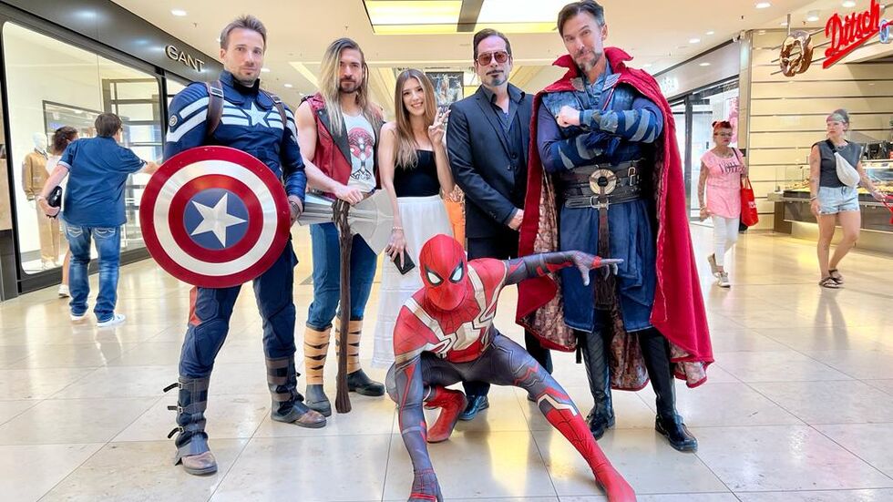 Fantasy-Alarm in der Altmarkt-Galerie! Unsere Reporterin Lisa Marie Messaoud (M.) traf die Gruppe "Impersonators". Fantasy-Alarm in der Altmarkt-Galerie! Unsere Reporterin Lisa Marie Messaoud (M.) traf die Gruppe "Impersonators".