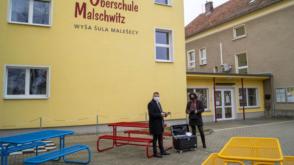 Vize-Landrat Udo Witschas übergibt Schulleiterin Martina Barsch 16 neue Tablets