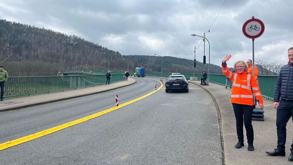 Ministerin Regina Kraushaar winkt den ersten Autofahrern hinterher, die ab heute wieder die Elbbrücke in Bad Schandau befahren dürfen Ministerin Regina Kraushaar winkt den ersten Autofahrern hinterher, die ab heute wieder die Elbbrücke in Bad Schandau befahren dürfen