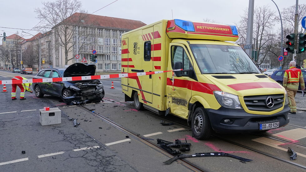 Die Güntzstraße war nach dem Unfall mit dem RTW für knapp drei Stunden voll gesperrt