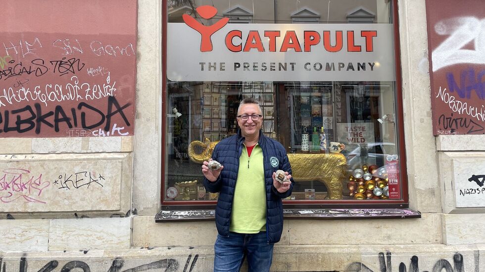 Hendrik M. Dietrich vor seinem Geschäft Hendrik M. Dietrich vor seinem Geschäft