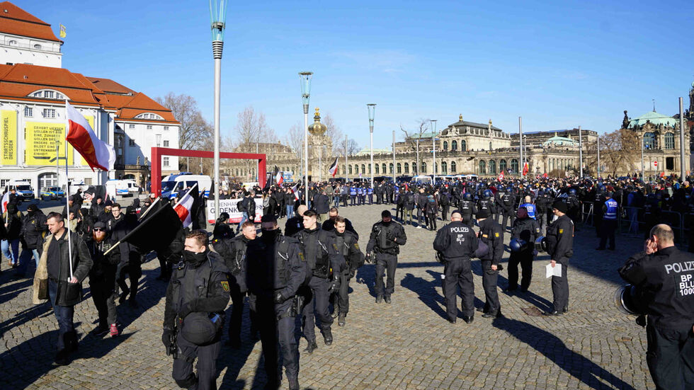 Die Polizei schirmt auf dem Postplatz den Aufmarsch der Nazis von den Gegenprotestanten ab.