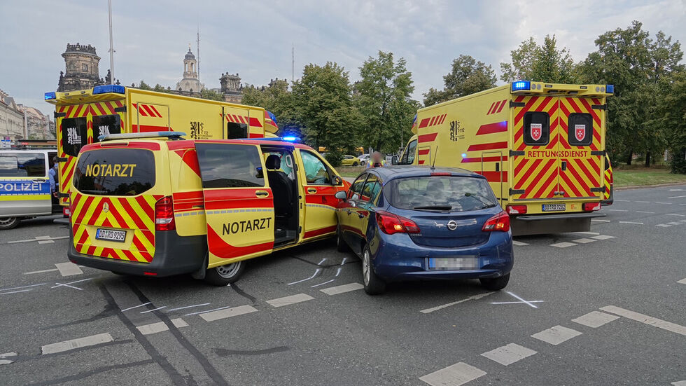 Der Opel krachte gegen den Einsatzwagen.