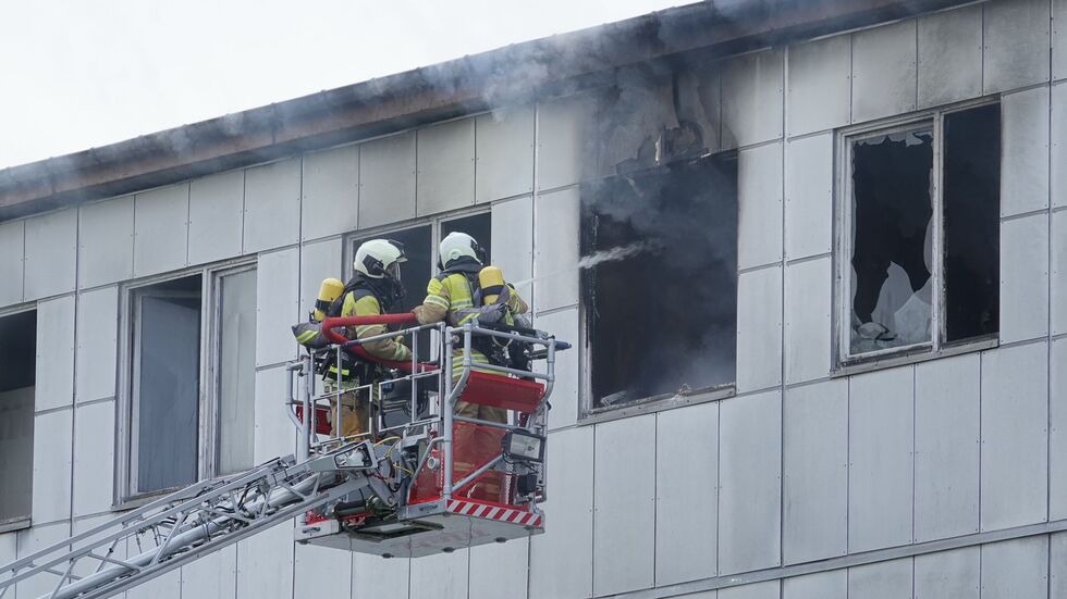Die Feuerwehr bei der Brandbekämpfung. Die Feuerwehr bei der Brandbekämpfung.