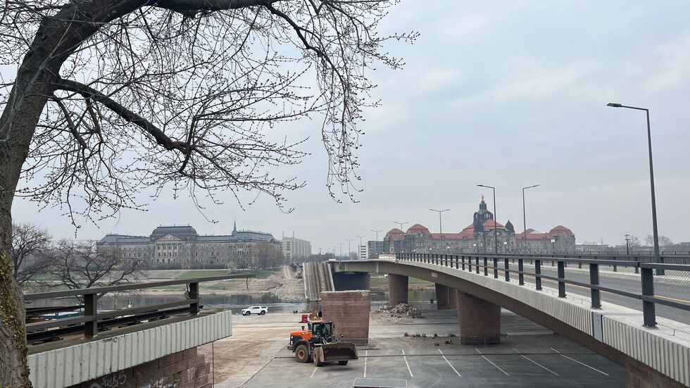 Vom Altstädter Ufer auf die Reste der Carolabrücke blickend, sind kaum Bauarbeiten zu sehen