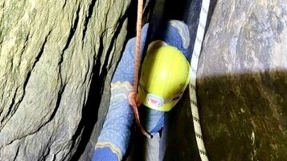 Stundenlang hängt der Dresdner in der engen Höhle in den Seilen