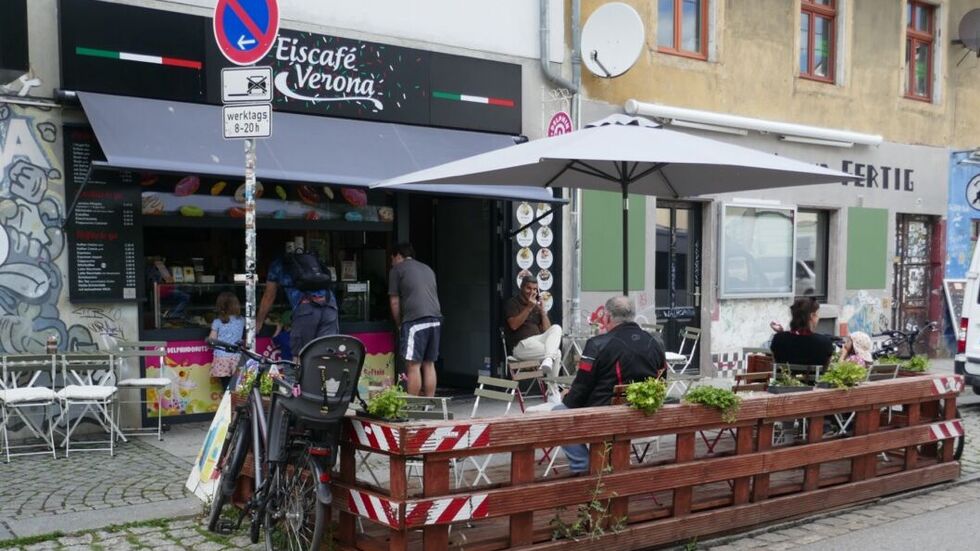 Am Eiscafé Verona können Gäste auf der Mini-Terrasse Platz nehmen