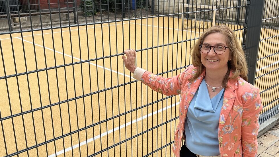 Andrea Arnold-Seckinger, Direktorin der 32. Grundschule, freut sich über den neuen Bolzplatz