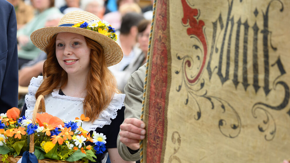 Leonie Werner hatte mit dem Tag der Sachsen ihren letzten großen Auftritt als Sebnitzer Blumenmädchen. Nun wird ein neues gesucht.