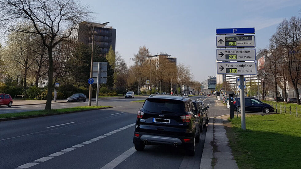 Blick auf die St. Petersburger Straße Richtung Hauptbahnhof. Viele Parkplätze in den Parkhäusern sind frei. (Foto: Redaktion/Franziska Meier) Blick auf die St. Petersburger Straße Richtung Hauptbahnhof. Viele Parkplätze in den Parkhäusern sind frei. (Foto: Redaktion/Franziska Meier)