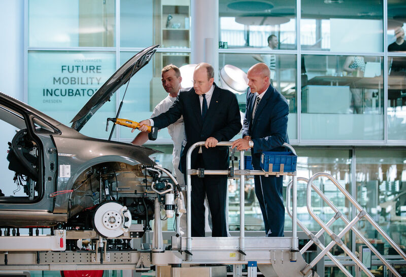 Fürst Albert II. von Monaco baut mit am Elektro-Auto (Foto: PR)