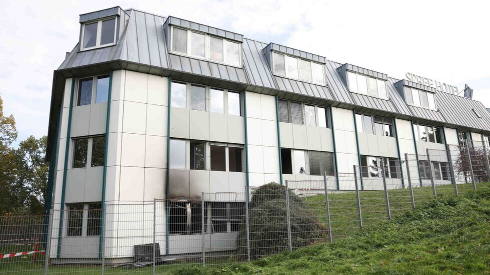Im Oktober 2022 wurden Fenster des ehemaligen Hotels in Bautzen eingeworfen, kurz danach brach das Feuer aus.  Im Oktober 2022 wurden Fenster des ehemaligen Hotels in Bautzen eingeworfen, kurz danach brach das Feuer aus.