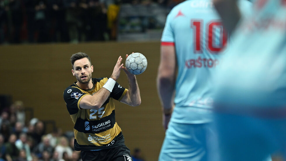 Dresden Kapitän Sebastian Gress im Duell gegen Melsungen Dresden Kapitän Sebastian Gress im Duell gegen Melsungen