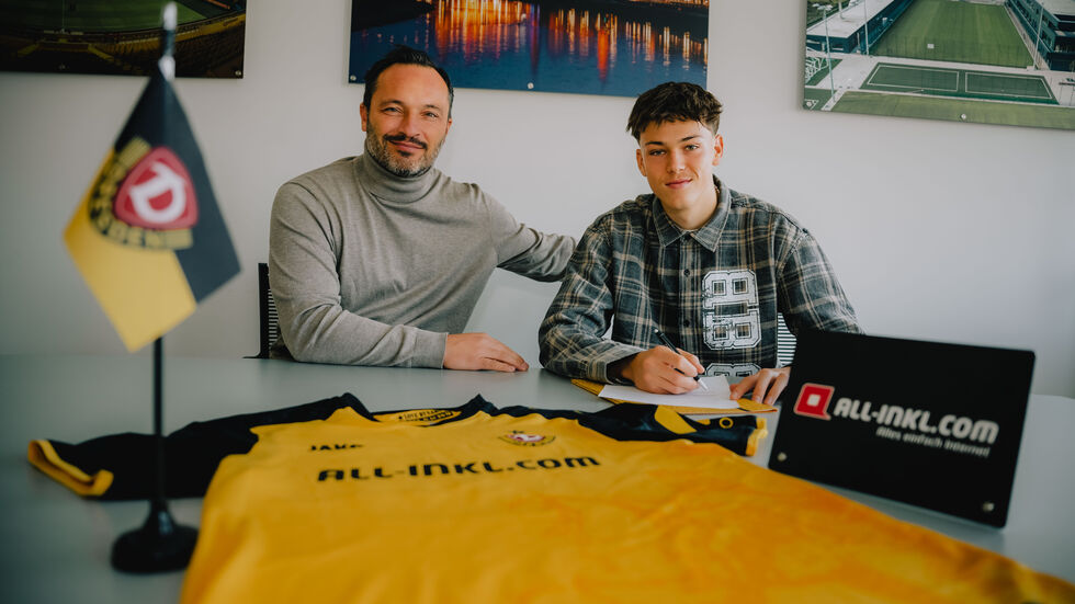 Dynamos Thomas Brendel und Jakob Zickler bei der Vertragsunterschrift