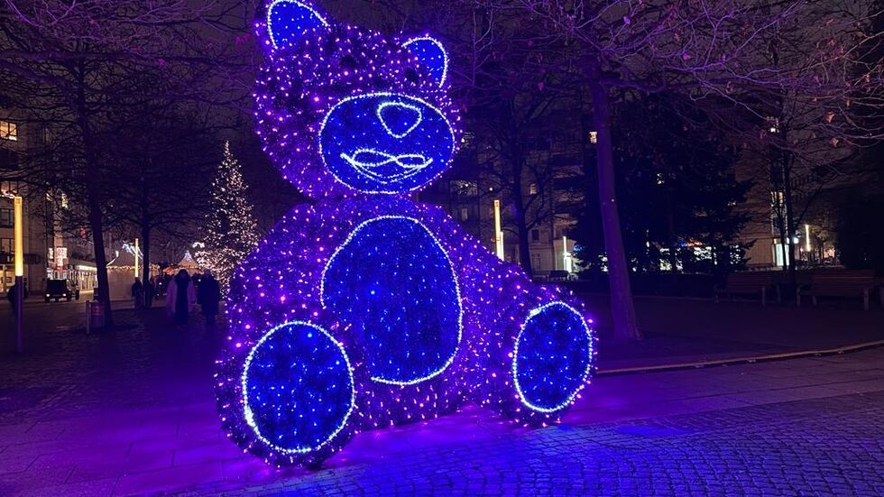 Der Lilafarbene Glitzer-Teddy auf dem Augustusmarkt. Er fiel am Wochenende Vandalen zum Opfer. (Archivbild)