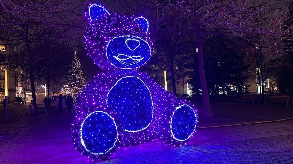 Der leuchtende Teddy und eines der Wahrzeichen des Augustusmarktes wird in der Neujahrsnacht in eine feuerfeste Plane gepackt Der leuchtende Teddy und eines der Wahrzeichen des Augustusmarktes wird in der Neujahrsnacht in eine feuerfeste Plane gepackt