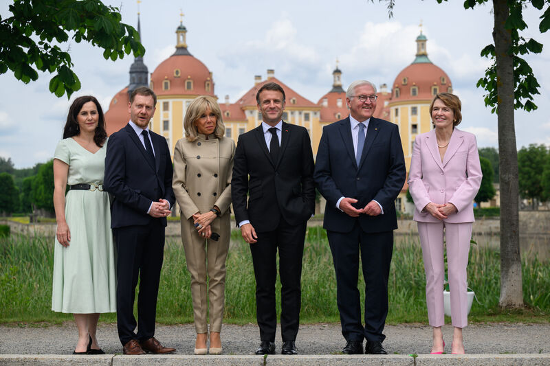 Emmanuel Macron (4. v.l.), seine Frau Brigitte Macron (3.v.l.), Bundespräsident Frank-Walter Steinmeier (2.v.r) und seine Frau Elke Büdenbender (r), MP Michael Kretschmer und seine Ehefrau Annett Hofmann.