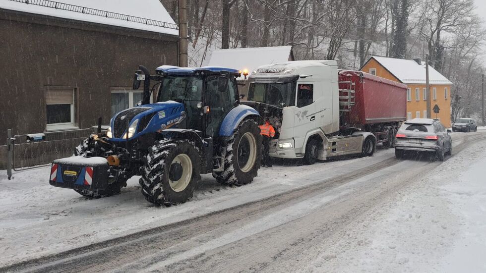 Hier zieht Grimmas Oberbürgermeister Tino Kießig den LKW mit einem Traktor aus dem Schlamassel. Hier zieht Grimmas Oberbürgermeister Tino Kießig den LKW mit einem Traktor aus dem Schlamassel.