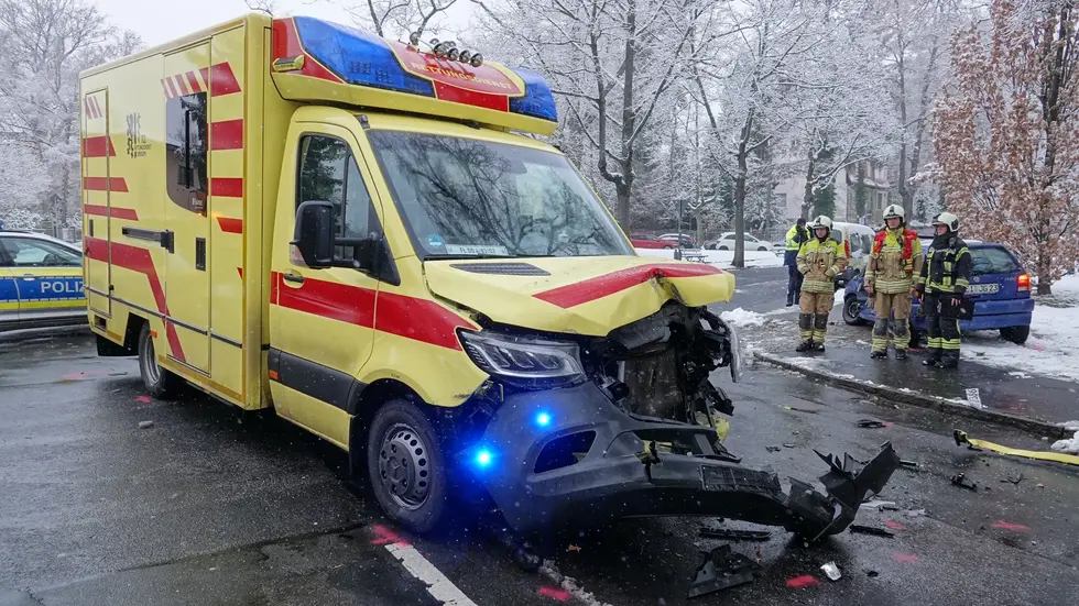 Gegen diesen Rettungswagen krachte der VW.