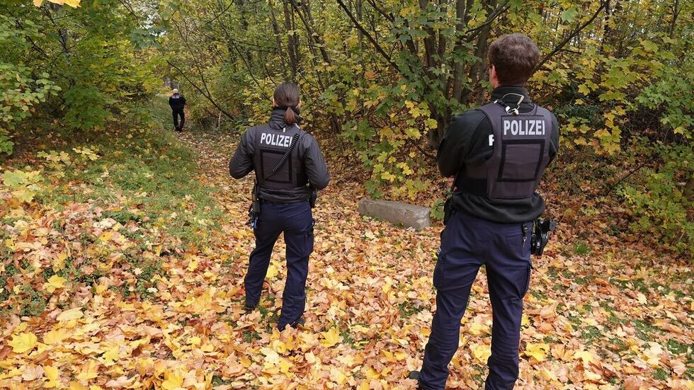Die Polizei durchkämmt das Waldstück in Nickern. Die Polizei durchkämmt das Waldstück in Nickern.