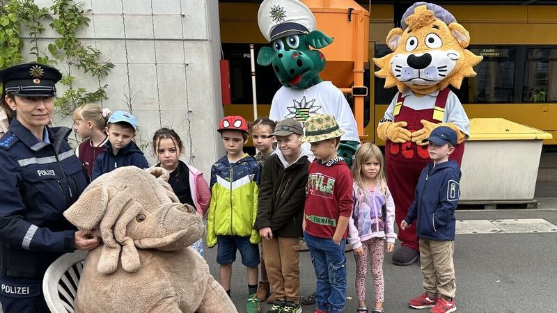 Stoffhund Mr. Murphy (l.) kommt zum Einsatz.