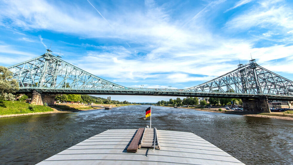 Die Dampfer sind auf der Elbe trotz niedrigem Pegel unterwegs. 