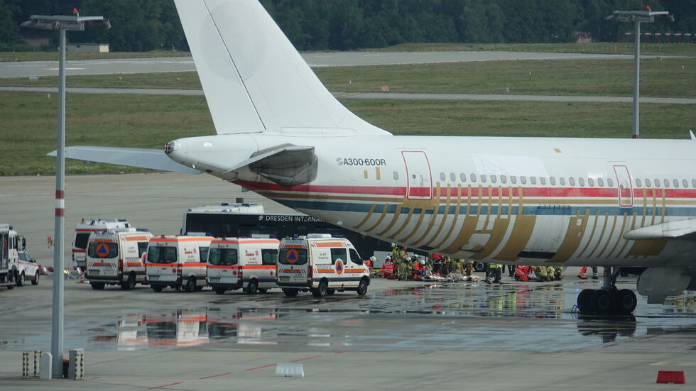 Rund 500 Einsatzkräfte trainieren auf dem Flughafengelände für den Ernstfall. Rund 500 Einsatzkräfte trainieren auf dem Flughafengelände für den Ernstfall.