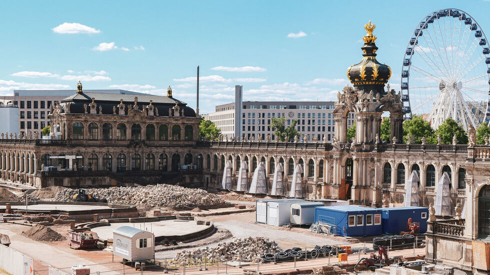 Neben den archäologischen Ausgrabungen wird im Zwinger gebaut. Neben den archäologischen Ausgrabungen wird im Zwinger gebaut.
