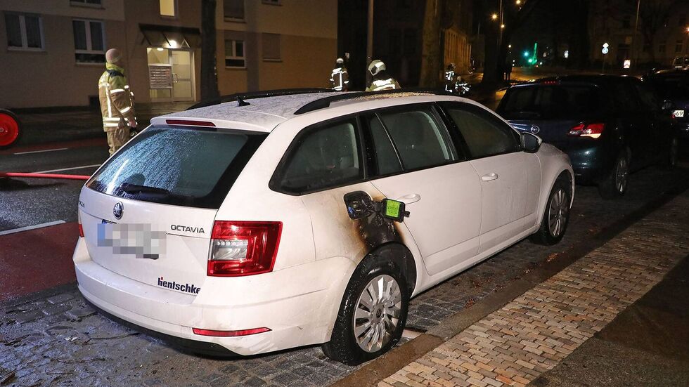 Dieser PKW einer Baufirma wurde in dem Dresdner Stadtteil Löbtau in Brand gesetzt. 