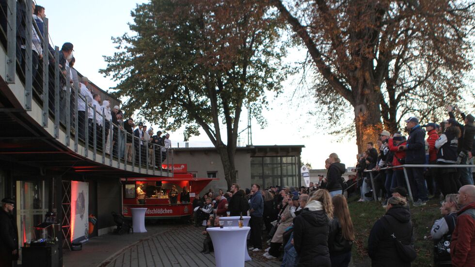 Die Fans feiern ihr Team - das Team feiert seine Fans 