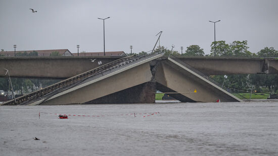 Die eingestürzte Brücke in den Fluten.