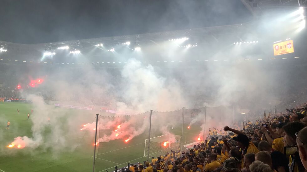 Nach dem entscheidenden Treffer zum 2:0 für die Gäste musste die Partie vorübergehend unterbrochen werden. Im Dresdner Fanblock wurde Pyrotechnik gezündet. Raketen flogen in Richtung der Spieler. 