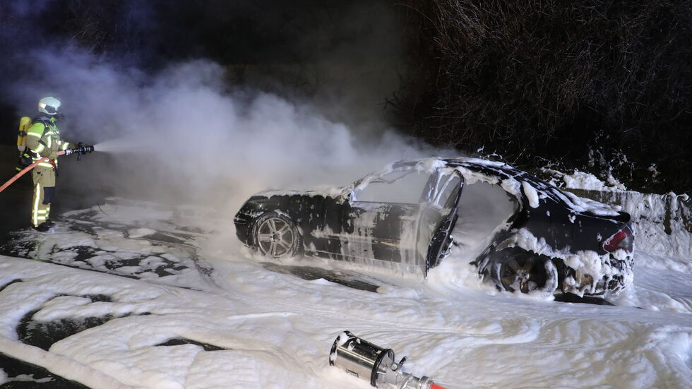 Mit Wasser und Schaum löschte die Feuerwehr.