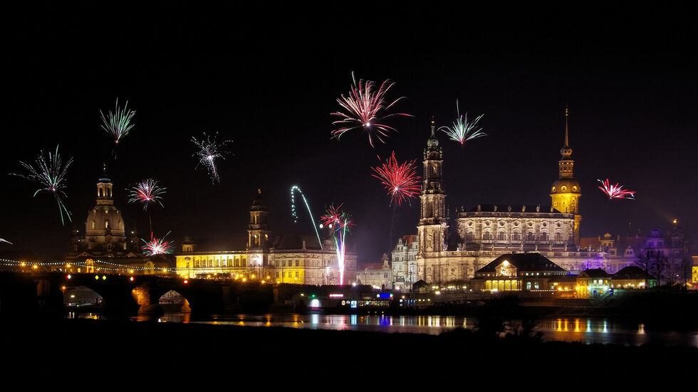 Am Neustädter Elbufer findet zu Silvester ein großes Feuerwerk statt Am Neustädter Elbufer findet zu Silvester ein großes Feuerwerk statt