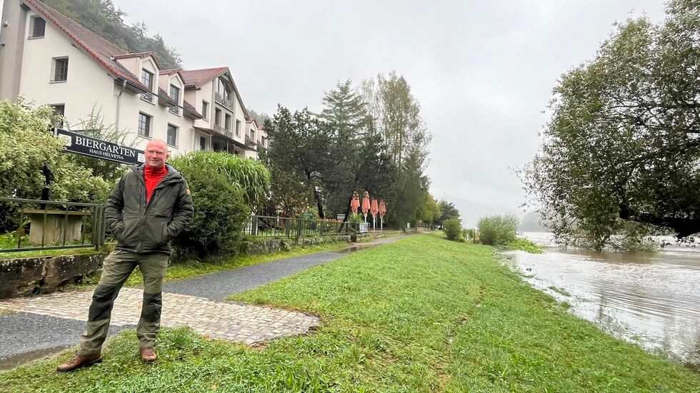 Moritz Hitzer betreibt mit seinem Vater das Bio-Hotel Helvetia in Schmilka, das vom steigenden Elbpegel (re.) bedroht wird