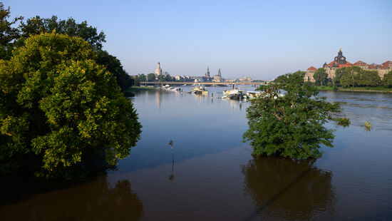 Die Anlegerstelle der Dampfer auf der Dresdner Altstadt-Seite ist überspült.