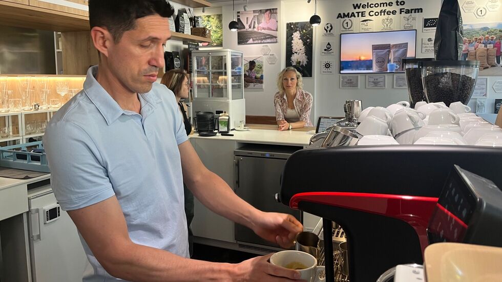 Efra und seine Frau Anne Bauer (im Hintergrund) wollen mit ihrem Geschäftsmodell mexikanischen Kaffeebauern helfen