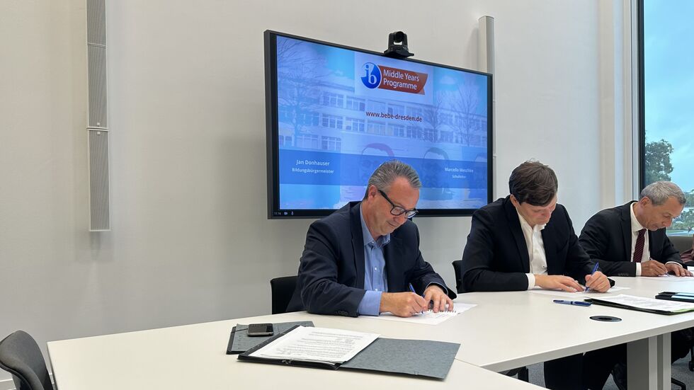 Bildungsbürgermeister Jan Donhauser (l.), Kultusminister Conrad Clemens (M.) und BeBe-Schulleiter Marcello Meschke bei der Unterzeichnung der Absichtserklärung.