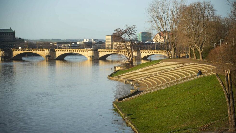 land unter am Dresdner Elbufer land unter am Dresdner Elbufer