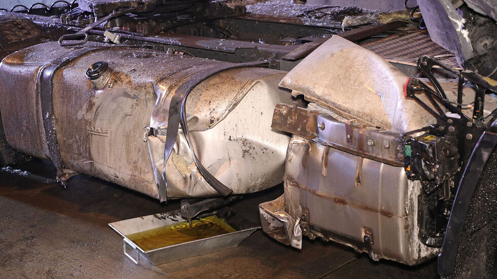 300 Liter Diesel waren auf die Fahrbahn auf der A 17 im Tunnel Coschütz gelaufen 300 Liter Diesel waren auf die Fahrbahn auf der A 17 im Tunnel Coschütz gelaufen