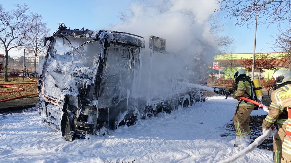 Das Fahrzeug war nicht mehr zu retten. Die Feuerwehr bei den Löscharbeiten in Dresden-Strehlen.