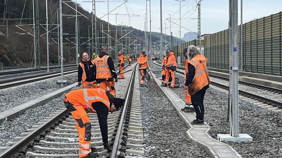 Dutzende Bahnarbeiter verrichteten am Dienstag die letzten Arbeiten, damit die Bahnstrecke nach Prag wieder öffnen kann