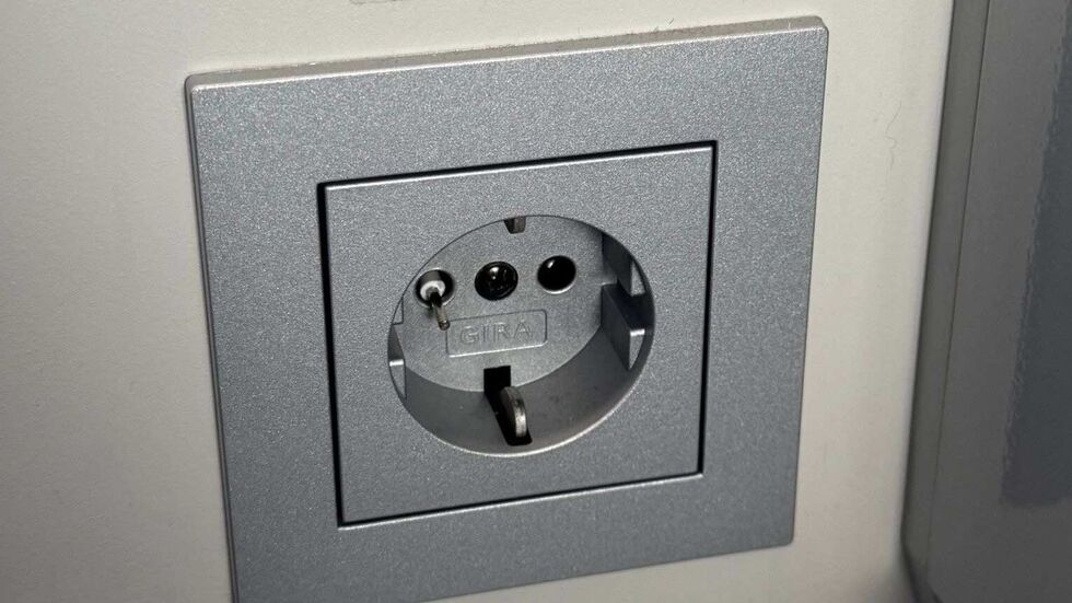 Eine der manipulierten Steckdosen: Ein Metallteil  steckte im linken Loch.