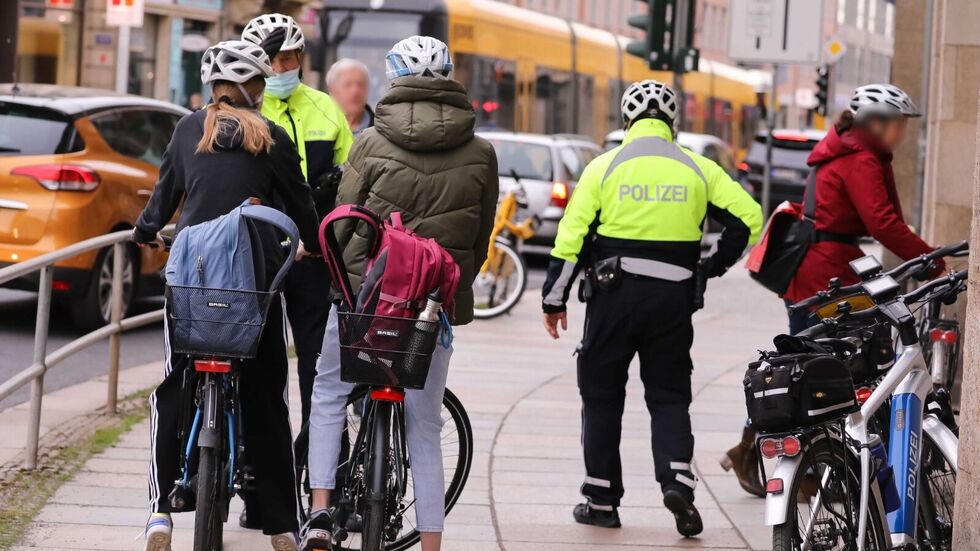 Die Dresdner Polizei startet wieder mit der Aktion "Respekt durch Rücksicht". (Archvbild) Die Dresdner Polizei startet wieder mit der Aktion "Respekt durch Rücksicht". (Archvbild)