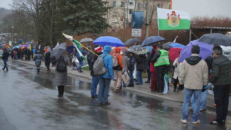 Bei Wind und Regen machen die Menschen lautstark ihre Meinung kund.