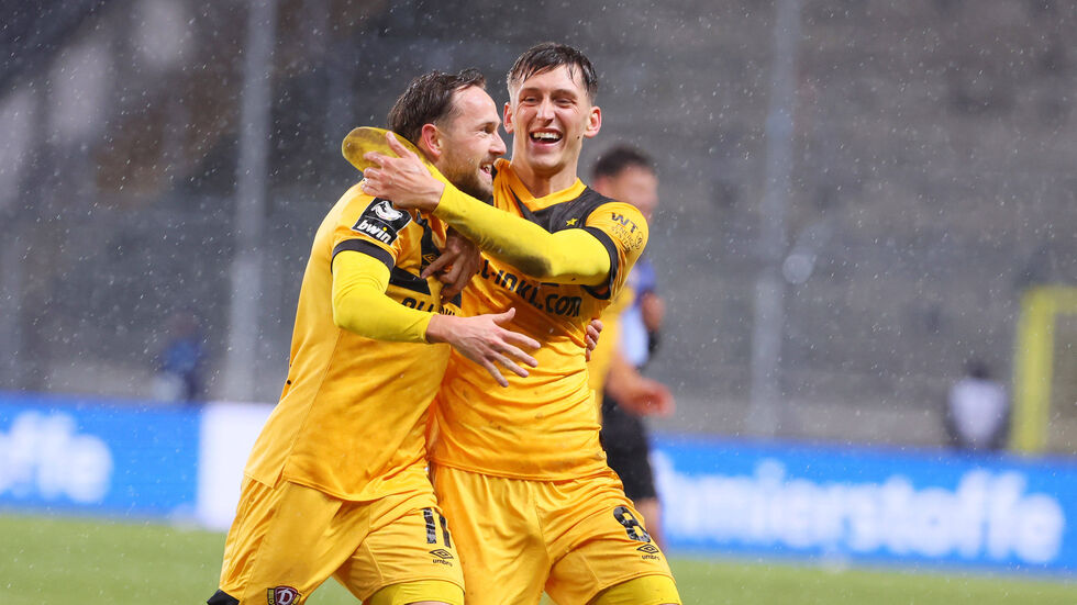 Dynamo jubelt über den 2:0-Auswärtssieg in Mannheim Dynamo jubelt über den 2:0-Auswärtssieg in Mannheim