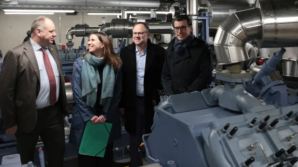 Bei der Besichtigung der Wärmepumpenanlage, die die Abwärme der Hochleistungsrechner in Fernwärme umleitet (v.l.n.r. OB Dirk Hilbert; Maike Heitkamp-Mai, Nachhaltigkeitsreferentin der TUD; Oliver Gaber, Kaufmännischer Geschäftsführer des SIB und SachsenEnergie-Vorstand Dr. Axel Cunow)