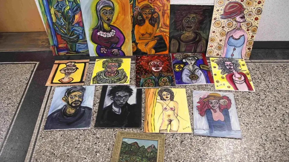 Ist das Kunst, oder kann das weg? Das fragt sich derzeit die Chemnitzer Polizei. Sie hat 15 Gemälde sichergestellt, die in der Innenstadt gefunden wurden.
Ist das Kunst, oder kann das weg? Das fragt sich derzeit die Chemnitzer Polizei. Sie hat 15 Gemälde sichergestellt, die in der Innenstadt gefunden wurden.
