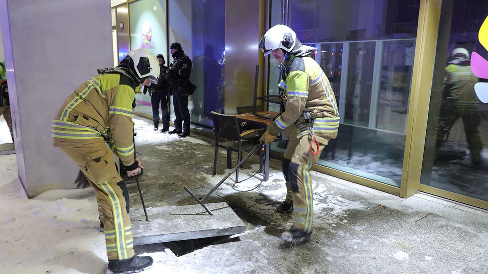 Um den Keller nach dem Brand zu belüften, mussten die Kameraden der Feuerwehr aufwendig die Gehwegplatten anheben Um den Keller nach dem Brand zu belüften, mussten die Kameraden der Feuerwehr aufwendig die Gehwegplatten anheben